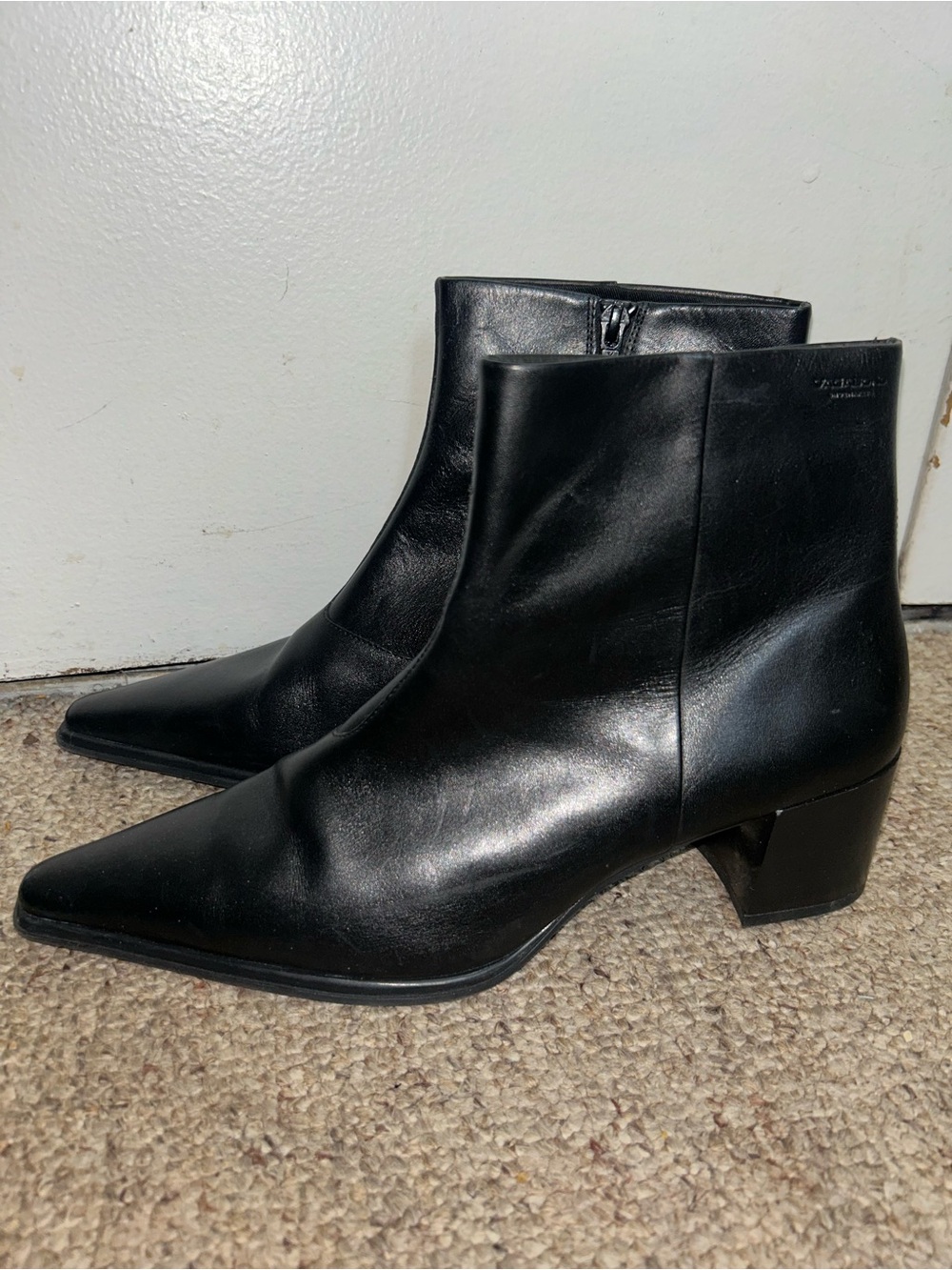 Vagabond Black Leather Pointed Toe Ankle Boots